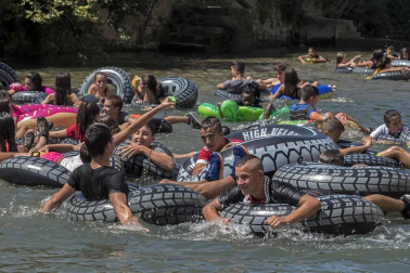 Después del cohete que dio comienzo a las fiestas de la Virgen del Puy, los jóvenes de Estella se lanzaron a las aguas del río Ega con flotadores y algún que otro vaso en mano.