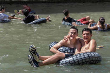 Después del cohete que dio comienzo a las fiestas de la Virgen del Puy, los jóvenes de Estella se lanzaron a las aguas del río Ega con flotadores y algún que otro vaso en mano.