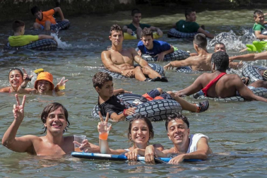 Después del cohete que dio comienzo a las fiestas de la Virgen del Puy, los jóvenes de Estella se lanzaron a las aguas del río Ega con flotadores y algún que otro vaso en mano.