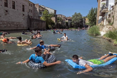 Después del cohete que dio comienzo a las fiestas de la Virgen del Puy, los jóvenes de Estella se lanzaron a las aguas del río Ega con flotadores y algún que otro vaso en mano.
