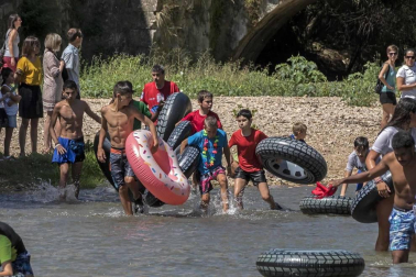 Después del cohete que dio comienzo a las fiestas de la Virgen del Puy, los jóvenes de Estella se lanzaron a las aguas del río Ega con flotadores y algún que otro vaso en mano.