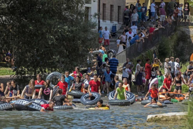 Después del cohete que dio comienzo a las fiestas de la Virgen del Puy, los jóvenes de Estella se lanzaron a las aguas del río Ega con flotadores y algún que otro vaso en mano.
