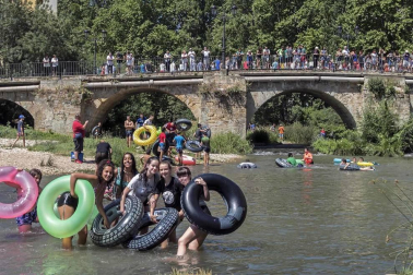 Después del cohete que dio comienzo a las fiestas de la Virgen del Puy, los jóvenes de Estella se lanzaron a las aguas del río Ega con flotadores y algún que otro vaso en mano.