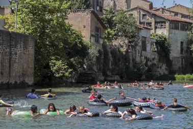 Después del cohete que dio comienzo a las fiestas de la Virgen del Puy, los jóvenes de Estella se lanzaron a las aguas del río Ega con flotadores y algún que otro vaso en mano.