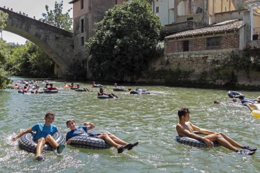 Después del cohete que dio comienzo a las fiestas de la Virgen del Puy, los jóvenes de Estella se lanzaron a las aguas del río Ega con flotadores y algún que otro vaso en mano.