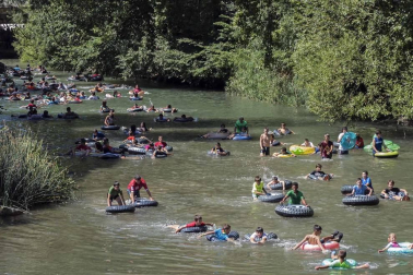 Después del cohete que dio comienzo a las fiestas de la Virgen del Puy, los jóvenes de Estella se lanzaron a las aguas del río Ega con flotadores y algún que otro vaso en mano.