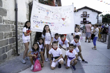 Zubiri homenajeó este viernes, en su primer día festivo, a los que cada año se responsabilizan del torico de fuego