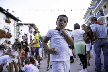 Zubiri homenajeó este viernes, en su primer día festivo, a los que cada año se responsabilizan del torico de fuego