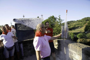 Zubiri homenajeó este viernes, en su primer día festivo, a los que cada año se responsabilizan del torico de fuego