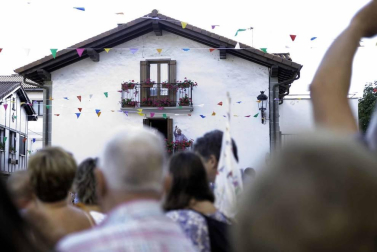 Zubiri homenajeó este viernes, en su primer día festivo, a los que cada año se responsabilizan del torico de fuego