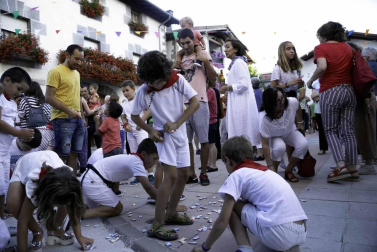 Zubiri homenajeó este viernes, en su primer día festivo, a los que cada año se responsabilizan del torico de fuego
