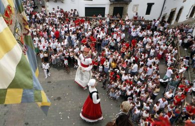 Tras la ofrenda floral en recuerdo de los olvidados en la escultura de la plaza del Ayuntamiento, los vecinos de la localidad navarra se reunieron en torno al ayuntamiento para celebrar el cohete que dio comienzo a las fiestas de San Esteban.