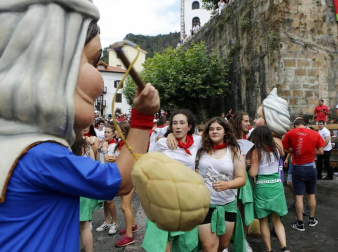 Tras la ofrenda floral en recuerdo de los olvidados en la escultura de la plaza del Ayuntamiento, los vecinos de la localidad navarra se reunieron en torno al ayuntamiento para celebrar el cohete que dio comienzo a las fiestas de San Esteban.