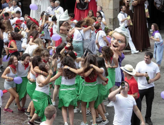 Tras la ofrenda floral en recuerdo de los olvidados en la escultura de la plaza del Ayuntamiento, los vecinos de la localidad navarra se reunieron en torno al ayuntamiento para celebrar el cohete que dio comienzo a las fiestas de San Esteban.