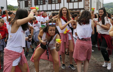 Tras la ofrenda floral en recuerdo de los olvidados en la escultura de la plaza del Ayuntamiento, los vecinos de la localidad navarra se reunieron en torno al ayuntamiento para celebrar el cohete que dio comienzo a las fiestas de San Esteban.