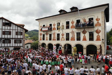 Tras la ofrenda floral en recuerdo de los olvidados en la escultura de la plaza del Ayuntamiento, los vecinos de la localidad navarra se reunieron en torno al ayuntamiento para celebrar el cohete que dio comienzo a las fiestas de San Esteban.