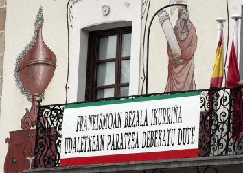 Tras la ofrenda floral en recuerdo de los olvidados en la escultura de la plaza del Ayuntamiento, los vecinos de la localidad navarra se reunieron en torno al ayuntamiento para celebrar el cohete que dio comienzo a las fiestas de San Esteban.