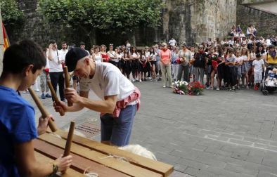 Tras la ofrenda floral en recuerdo de los olvidados en la escultura de la plaza del Ayuntamiento, los vecinos de la localidad navarra se reunieron en torno al ayuntamiento para celebrar el cohete que dio comienzo a las fiestas de San Esteban.