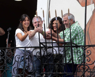 Tras la ofrenda floral en recuerdo de los olvidados en la escultura de la plaza del Ayuntamiento, los vecinos de la localidad navarra se reunieron en torno al ayuntamiento para celebrar el cohete que dio comienzo a las fiestas de San Esteban.