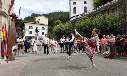 Tras la ofrenda floral en recuerdo de los olvidados en la escultura de la plaza del Ayuntamiento, los vecinos de la localidad navarra se reunieron en torno al ayuntamiento para celebrar el cohete que dio comienzo a las fiestas de San Esteban.
