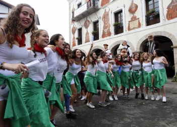 Tras la ofrenda floral en recuerdo de los olvidados en la escultura de la plaza del Ayuntamiento, los vecinos de la localidad navarra se reunieron en torno al ayuntamiento para celebrar el cohete que dio comienzo a las fiestas de San Esteban.
