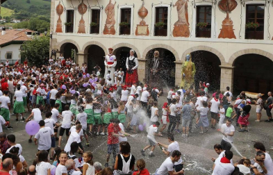 Tras la ofrenda floral en recuerdo de los olvidados en la escultura de la plaza del Ayuntamiento, los vecinos de la localidad navarra se reunieron en torno al ayuntamiento para celebrar el cohete que dio comienzo a las fiestas de San Esteban.