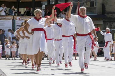 Tras el cohete que dio comienzo a las fiestas de la Virgen del Puy, los vecinos de Estella se reunieron en la plaza de los Fueros para el tradicional baile de La Era a cargo de la asociación de exdanzaris de Estella Francisco Beruete, donde se rindió homenaje a Francisco Beruete Calleja.