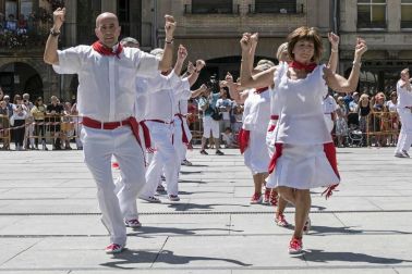 Tras el cohete que dio comienzo a las fiestas de la Virgen del Puy, los vecinos de Estella se reunieron en la plaza de los Fueros para el tradicional baile de La Era a cargo de la asociación de exdanzaris de Estella Francisco Beruete, donde se rindió homenaje a Francisco Beruete Calleja.