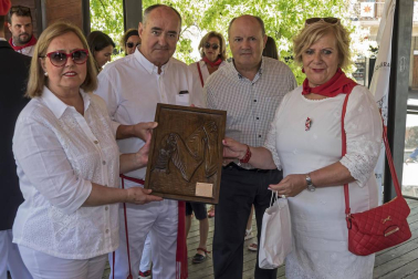 Tras el cohete que dio comienzo a las fiestas de la Virgen del Puy, los vecinos de Estella se reunieron en la plaza de los Fueros para el tradicional baile de La Era a cargo de la asociación de exdanzaris de Estella Francisco Beruete, donde se rindió homenaje a Francisco Beruete Calleja.
