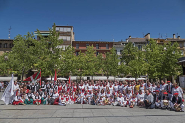 Tras el cohete que dio comienzo a las fiestas de la Virgen del Puy, los vecinos de Estella se reunieron en la plaza de los Fueros para el tradicional baile de La Era a cargo de la asociación de exdanzaris de Estella Francisco Beruete, donde se rindió homenaje a Francisco Beruete Calleja.