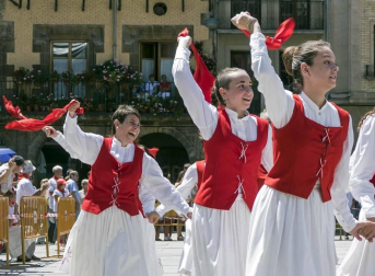 Tras el cohete que dio comienzo a las fiestas de la Virgen del Puy, los vecinos de Estella se reunieron en la plaza de los Fueros para el tradicional baile de La Era a cargo de la asociación de exdanzaris de Estella Francisco Beruete, donde se rindió homenaje a Francisco Beruete Calleja.