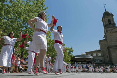 Tras el cohete que dio comienzo a las fiestas de la Virgen del Puy, los vecinos de Estella se reunieron en la plaza de los Fueros para el tradicional baile de La Era a cargo de la asociación de exdanzaris de Estella Francisco Beruete, donde se rindió homenaje a Francisco Beruete Calleja.