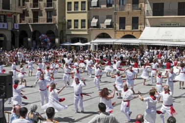 Tras el cohete que dio comienzo a las fiestas de la Virgen del Puy, los vecinos de Estella se reunieron en la plaza de los Fueros para el tradicional baile de La Era a cargo de la asociación de exdanzaris de Estella Francisco Beruete, donde se rindió homenaje a Francisco Beruete Calleja.