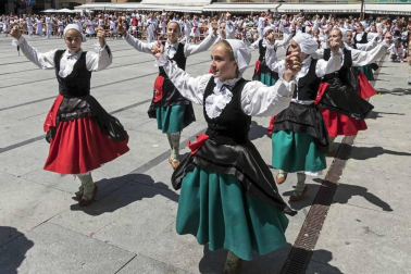 Tras el cohete que dio comienzo a las fiestas de la Virgen del Puy, los vecinos de Estella se reunieron en la plaza de los Fueros para el tradicional baile de La Era a cargo de la asociación de exdanzaris de Estella Francisco Beruete, donde se rindió homenaje a Francisco Beruete Calleja.