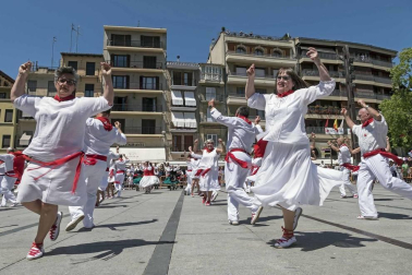 Tras el cohete que dio comienzo a las fiestas de la Virgen del Puy, los vecinos de Estella se reunieron en la plaza de los Fueros para el tradicional baile de La Era a cargo de la asociación de exdanzaris de Estella Francisco Beruete, donde se rindió homenaje a Francisco Beruete Calleja.