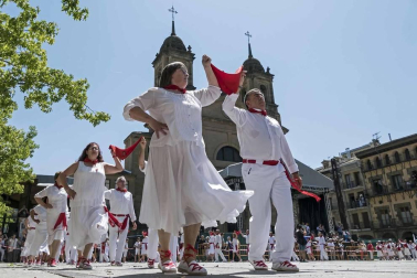 Tras el cohete que dio comienzo a las fiestas de la Virgen del Puy, los vecinos de Estella se reunieron en la plaza de los Fueros para el tradicional baile de La Era a cargo de la asociación de exdanzaris de Estella Francisco Beruete, donde se rindió homenaje a Francisco Beruete Calleja.