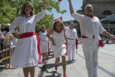 Tras el cohete que dio comienzo a las fiestas de la Virgen del Puy, los vecinos de Estella se reunieron en la plaza de los Fueros para el tradicional baile de La Era a cargo de la asociación de exdanzaris de Estella Francisco Beruete, donde se rindió homenaje a Francisco Beruete Calleja.