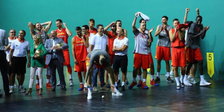 Entrenamiento de la Selección Española de baloncesto y recepción de autoridades. Sergio Llul prueba a jugar a pelota en el fronón del Navarra Arena.