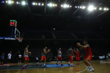 Entrenamiento de la Selección Española de baloncesto y recepción de autoridades. Sergio Llul prueba a jugar a pelota en el fronón del Navarra Arena.