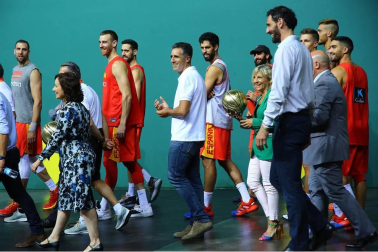 Entrenamiento de la Selección Española de baloncesto y recepción de autoridades. Sergio Llul prueba a jugar a pelota en el fronón del Navarra Arena.
