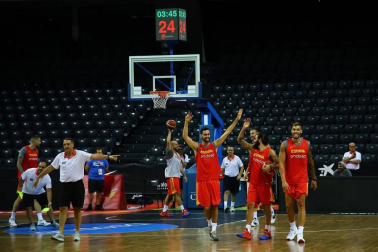 Entrenamiento de la Selección Española de baloncesto y recepción de autoridades. Sergio Llul prueba a jugar a pelota en el fronón del Navarra Arena.
