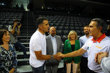 Entrenamiento de la Selección Española de baloncesto y recepción de autoridades. Sergio Llul prueba a jugar a pelota en el fronón del Navarra Arena.