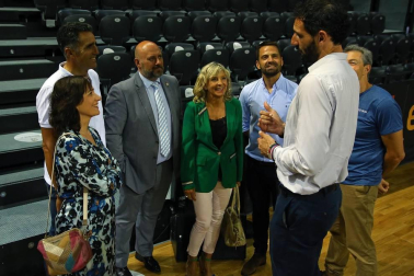 Entrenamiento de la Selección Española de baloncesto y recepción de autoridades. Sergio Llul prueba a jugar a pelota en el fronón del Navarra Arena.