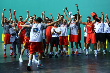 Entrenamiento de la Selección Española de baloncesto y recepción de autoridades. Sergio Llul prueba a jugar a pelota en el fronón del Navarra Arena.
