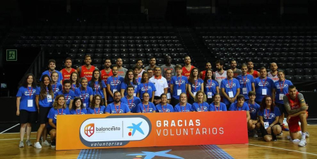 Entrenamiento de la Selección Española de baloncesto y recepción de autoridades. Sergio Llul prueba a jugar a pelota en el fronón del Navarra Arena.