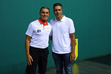 Entrenamiento de la Selección Española de baloncesto y recepción de autoridades. Sergio Llul prueba a jugar a pelota en el fronón del Navarra Arena.