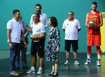 Entrenamiento de la Selección Española de baloncesto y recepción de autoridades. Sergio Llul prueba a jugar a pelota en el fronón del Navarra Arena.