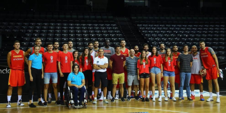 Entrenamiento de la Selección Española de baloncesto y recepción de autoridades. Sergio Llul prueba a jugar a pelota en el fronón del Navarra Arena.
