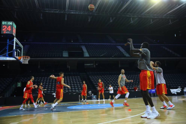 Entrenamiento de la Selección Española de baloncesto y recepción de autoridades. Sergio Llul prueba a jugar a pelota en el fronón del Navarra Arena.
