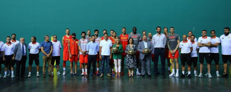 Entrenamiento de la Selección Española de baloncesto y recepción de autoridades. Sergio Llul prueba a jugar a pelota en el fronón del Navarra Arena.